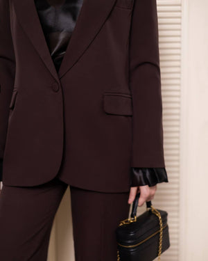 Opulence Blazer — Ellitáne, klapa ve düğme detayı